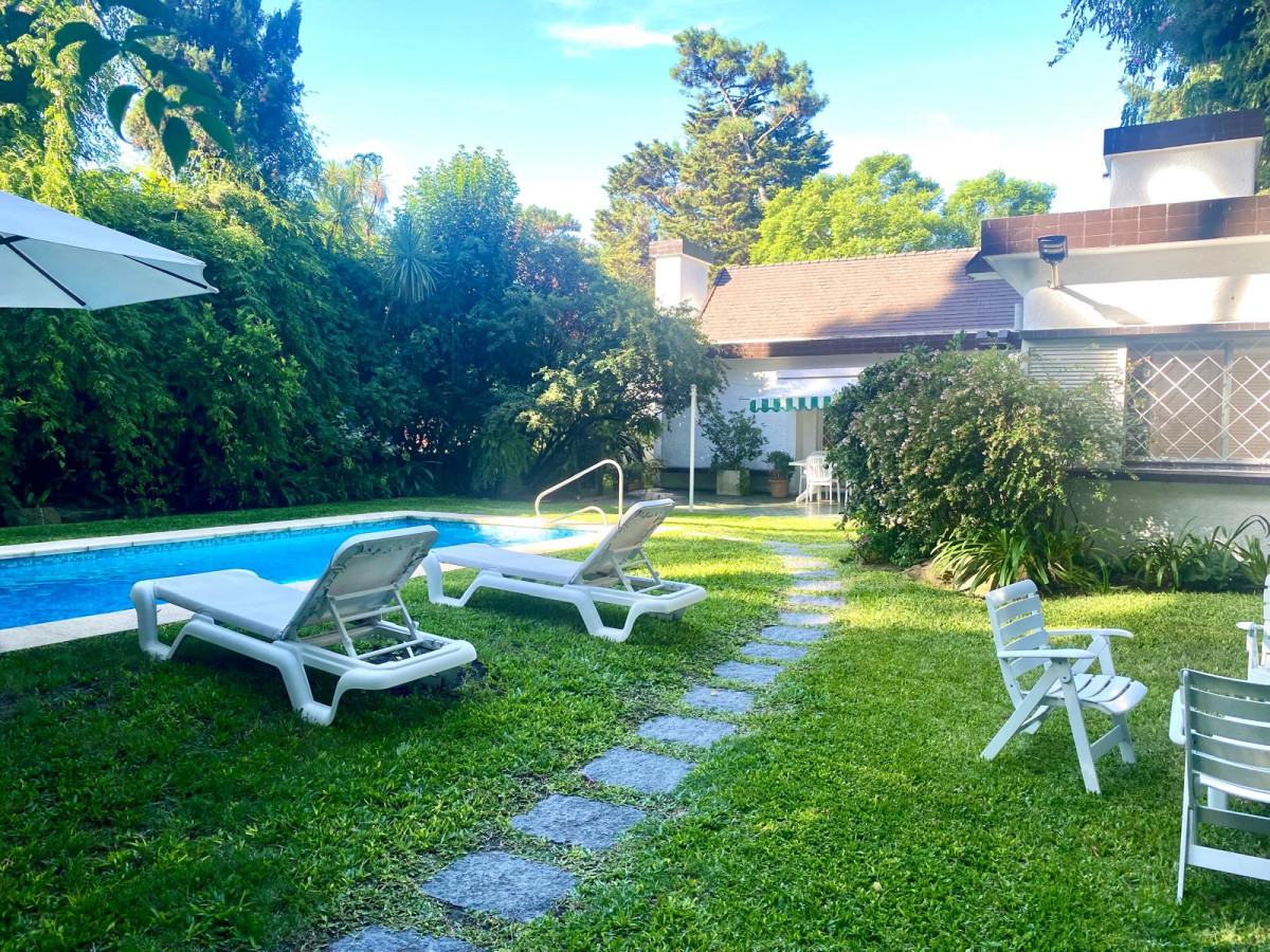 Venta en Cantegril 4 dormitorios y dependencia de servicio