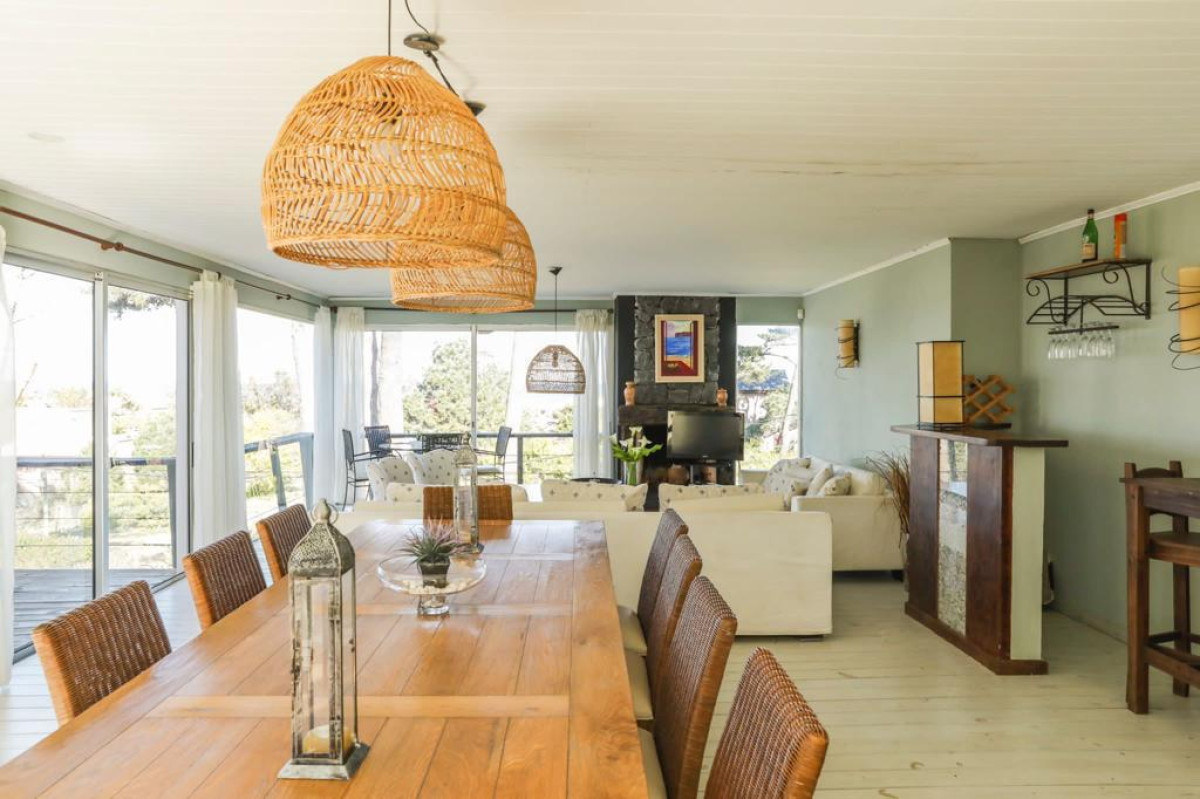 Venta casa con 5 dormitorios más dependencia de servicio