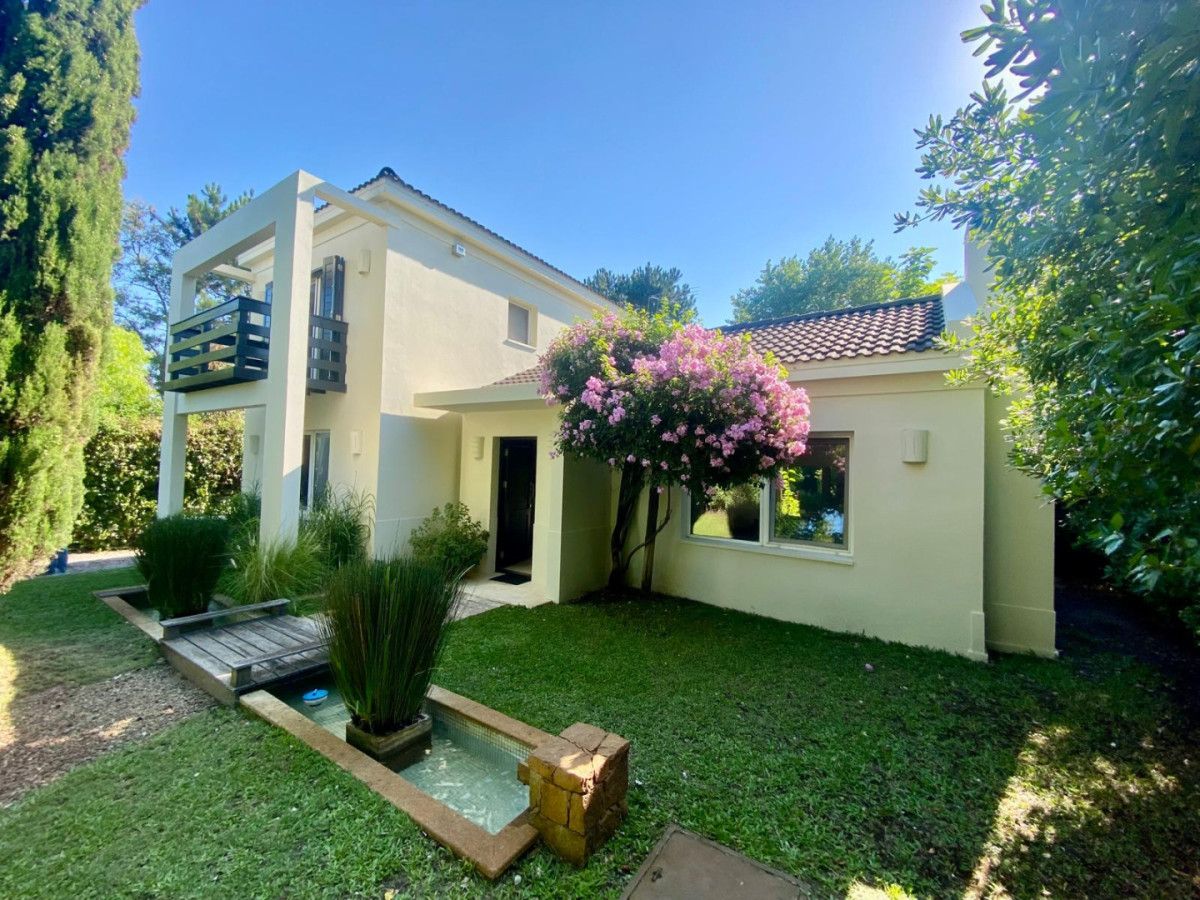 Casa en venta con 3 dormitorios y 2 baños