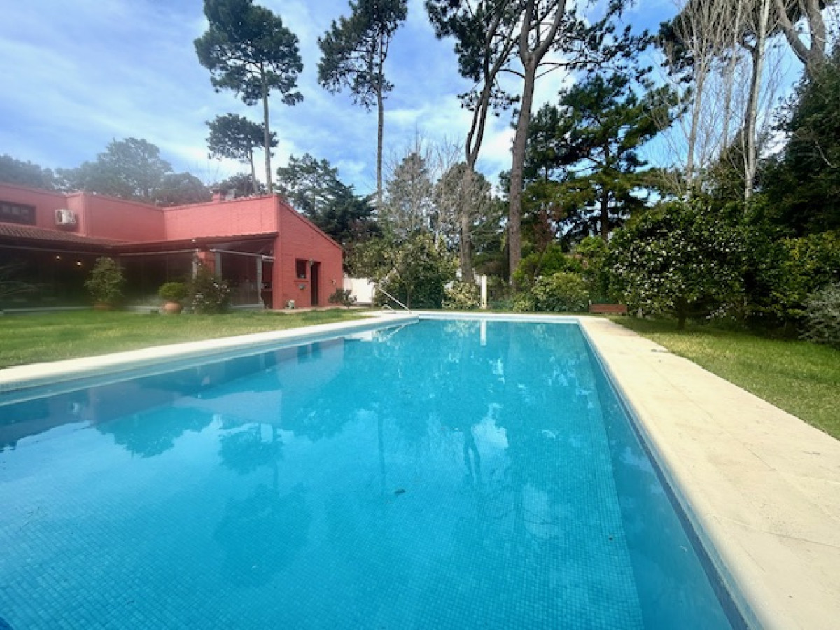 Venta casa con 4 dormitorios + dependencia de servicio y piscina climatizada