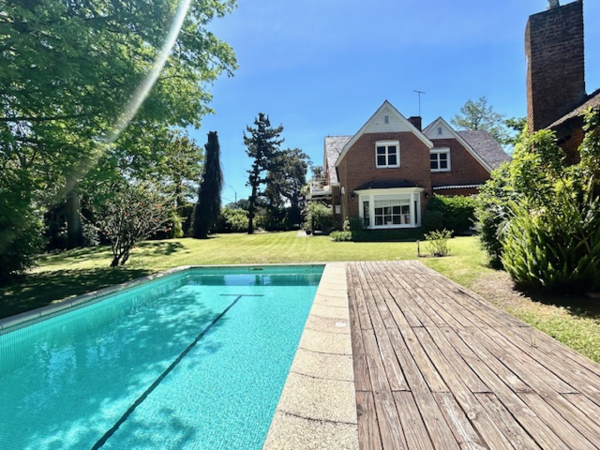 Venta casa 4 dormitorios y dependencia de servicio