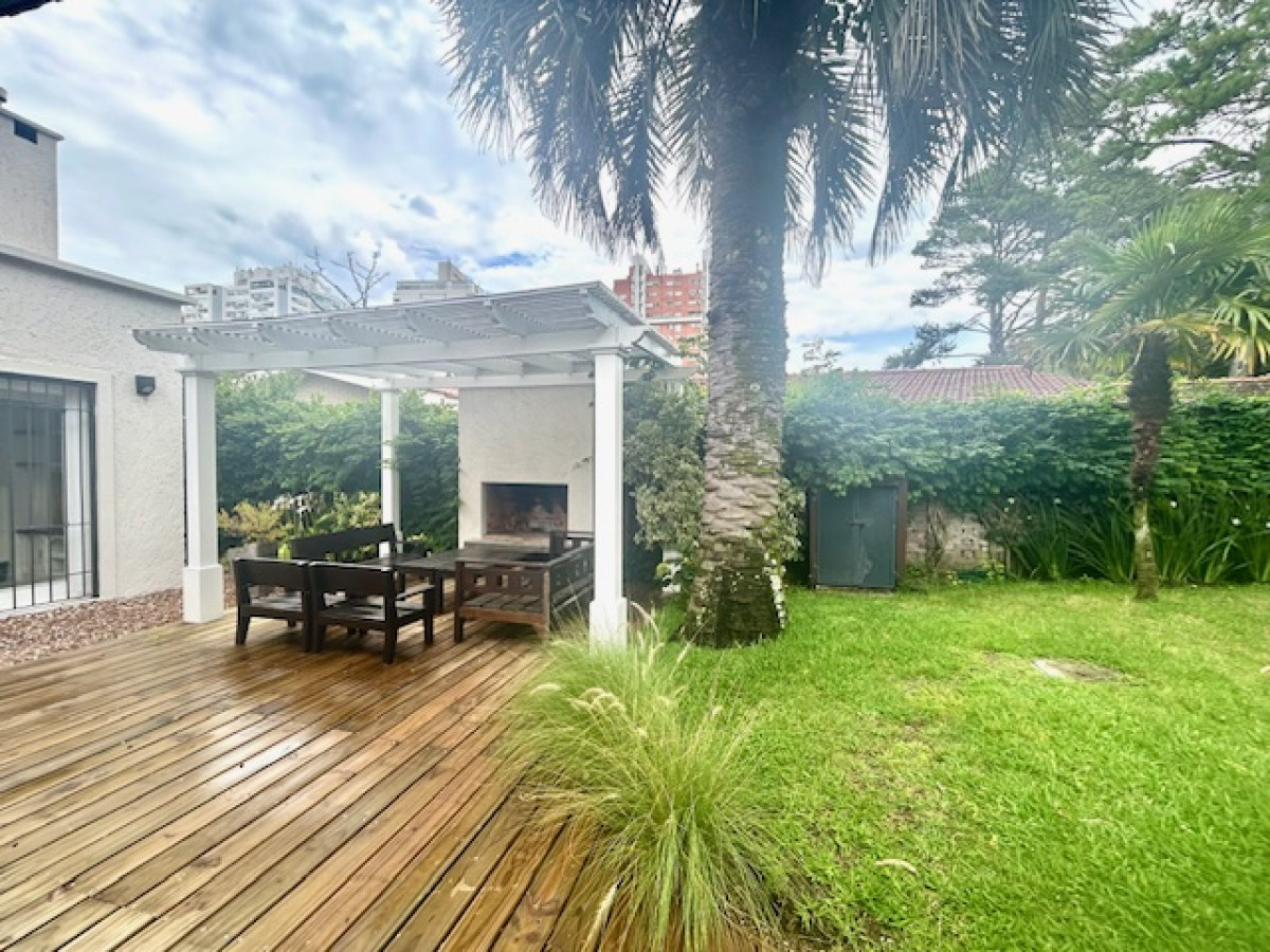 Casa en alquiler de 4 dormitorios más dependencia de servicio en Mansa 