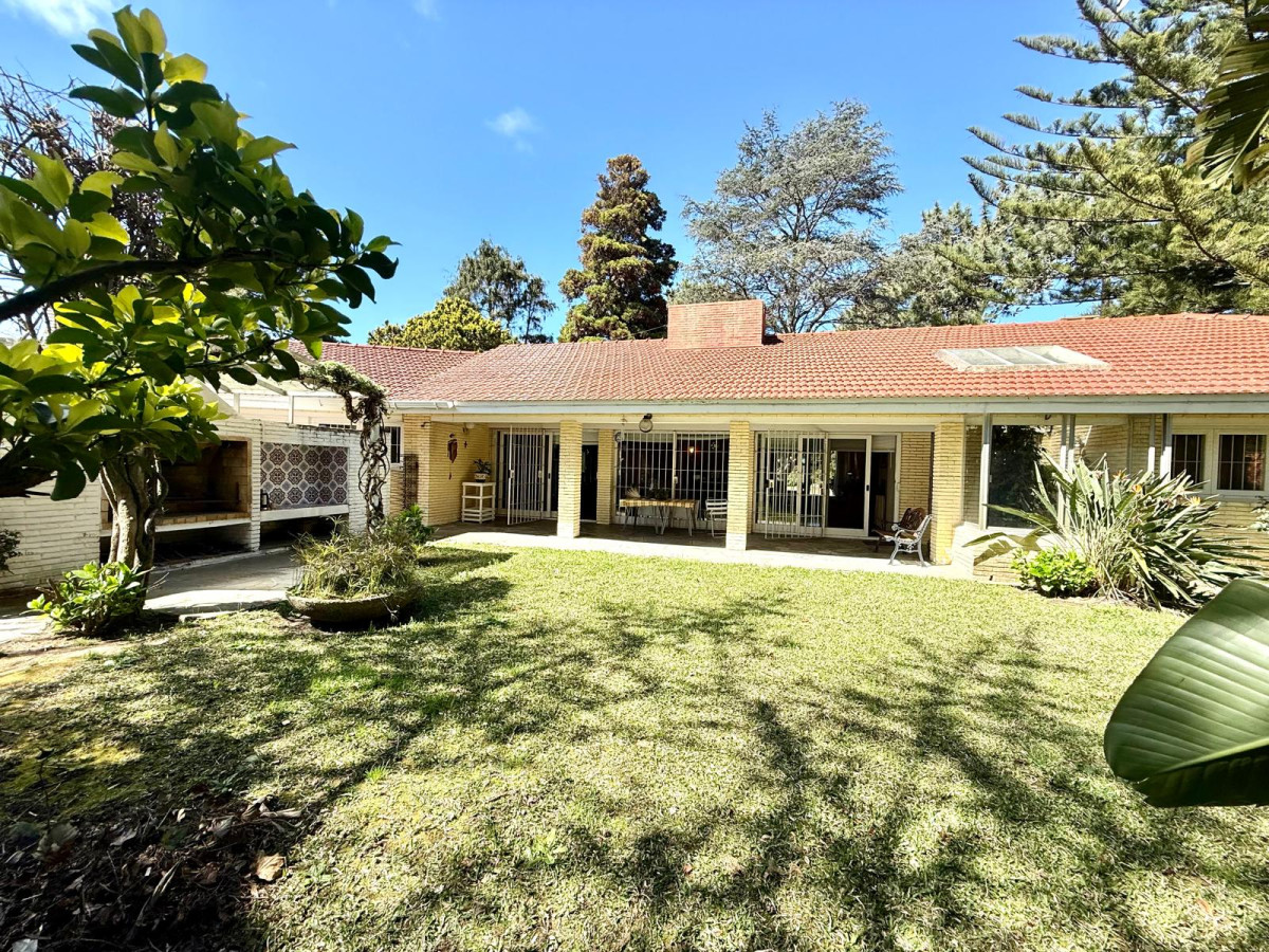 Venta casa en Mansa 4 dormitorios y dependencia de servicio