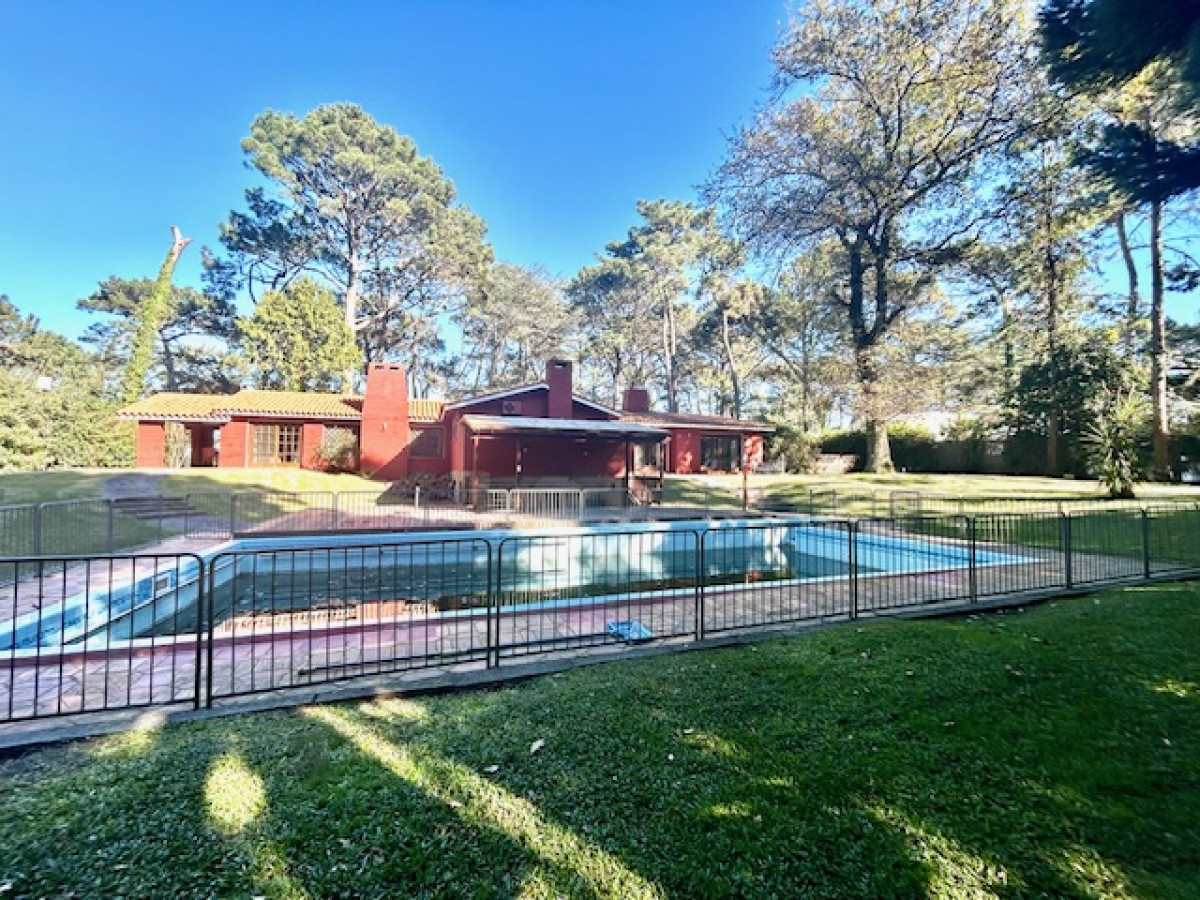 Venta casa en mansa 4 dormitorios y dependencia de servicio,  piscina