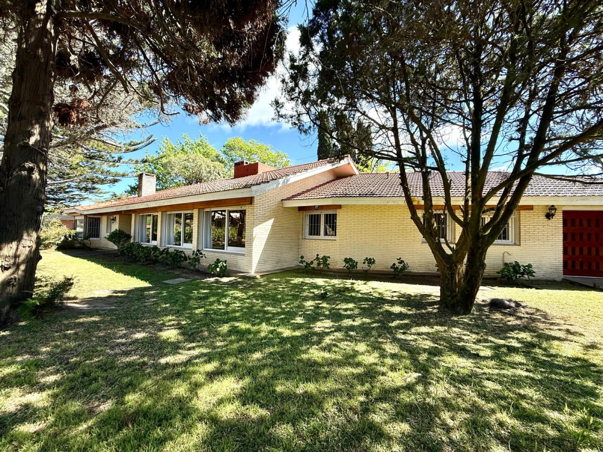 Venta casa 4 dormitorios y dependencia de servicio