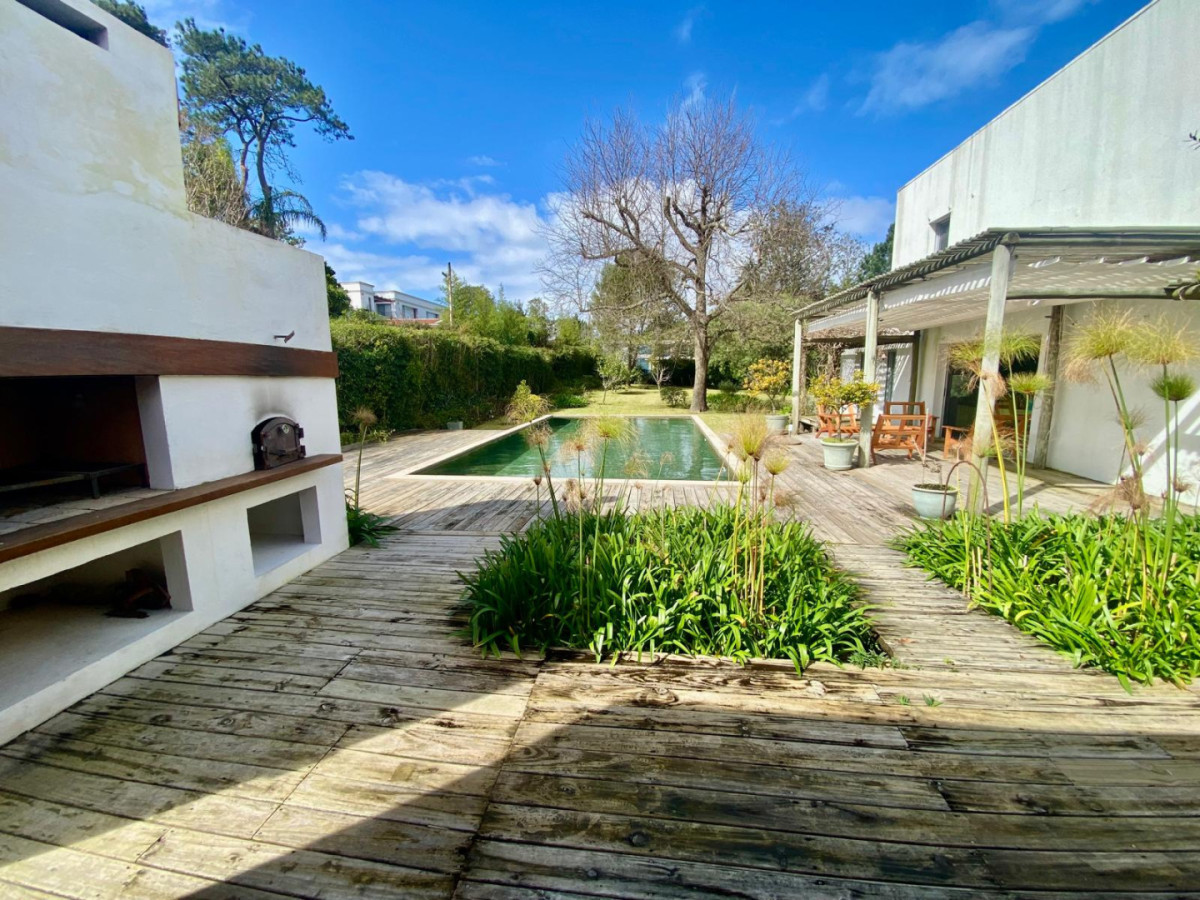 PUNTA DEL ESTE  CASA Alquiler 4 dormitorios y piscina 