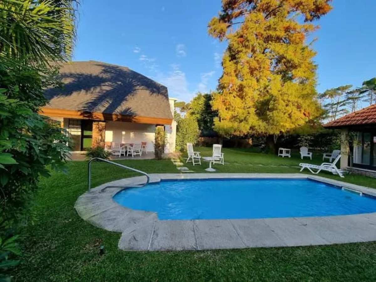 Casa con piscina en alquiler Punta del Este 