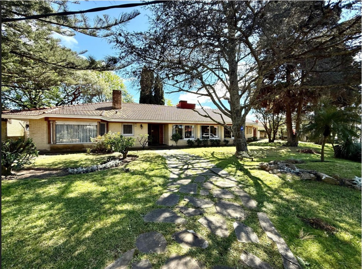 Venta casa 4 dormitorios y dependencia de servicio