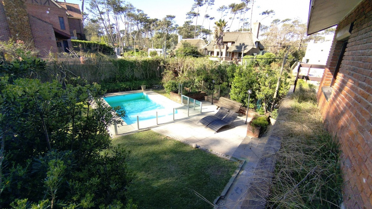 VENTA CASA EN PINARES 4 DORMITORIOS 