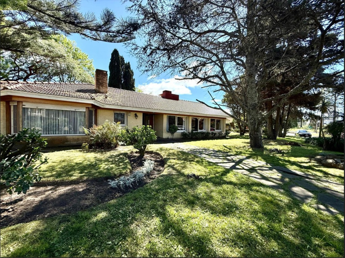 Venta casa 4 dormitorios y dependencia de servicio