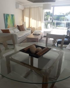 Amplio apartamento muy bien decorado frente a playa Mansa