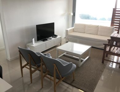 Apartamento en Playa Brava a dos cuadras del mar con servicios, 2 cuartos y 2 baños 