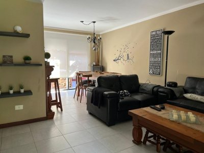 VENTA DUPLEX TIPO CASA CON SEGURIDAD 2 CUARTOS Y MEDIO 