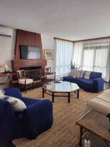 CASA EN PINARES 3 CUARTOS Y DEPENDENCIA A 100 METROS DEL MAR CON PISCINA 