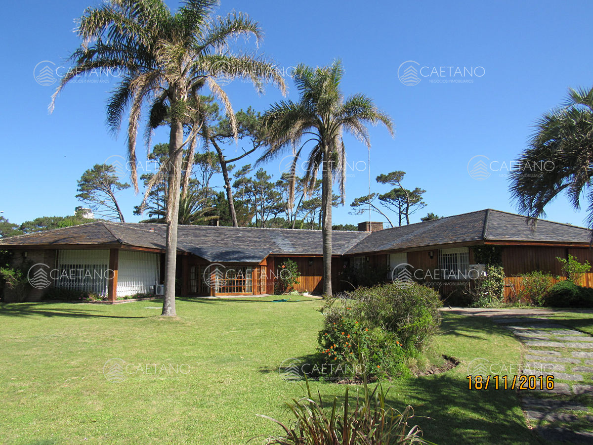 gran casa a metros del mar espacios generosos y excelente construcción  - dmc2854c