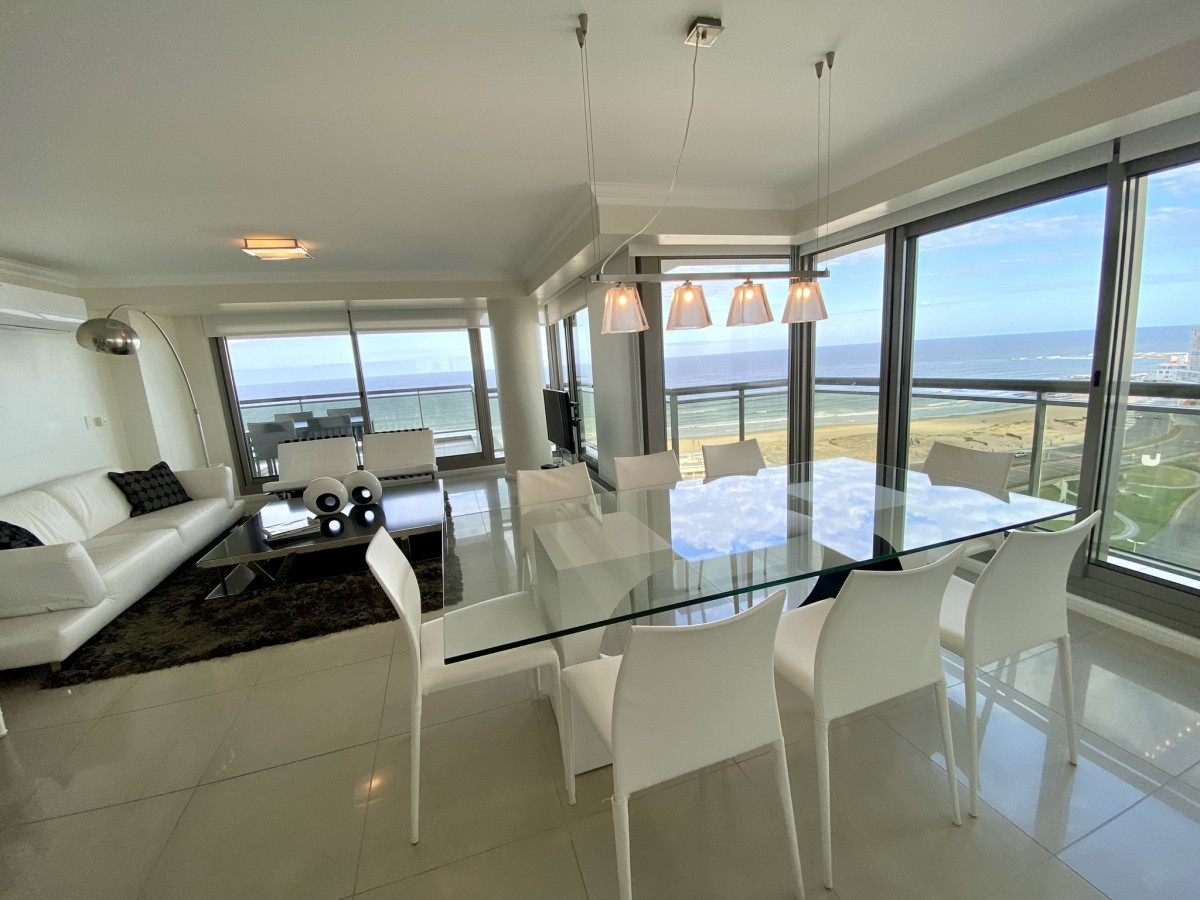 Exelente apartamento de lujo frente al mar en un punto referencial de Punta del Este