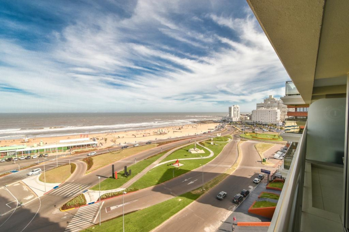 Espectacular apartamento con vista la Brava. Cómodos, amplios e iluminados ambientes. Excelentes servicios.