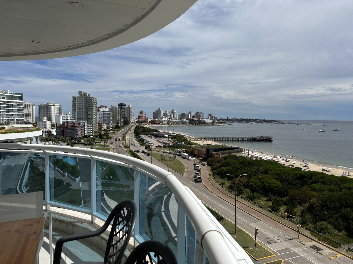 Excelente apartamento de categoría en primera línea