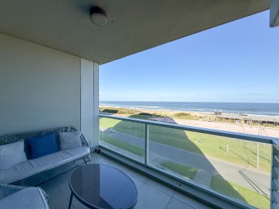 Luminoso y cómodo apartamento en primera linea Playa Brava 
