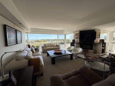 Alquiler de hermoso apto, planta amplia y luminosa en Playa Brava
