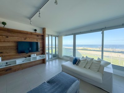 Luminoso y cómodo apartamento en primera linea Playa Brava 