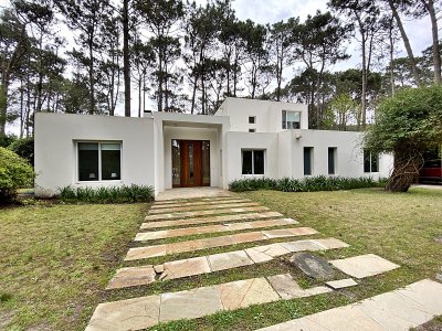 Casa en barrio privado en Punta del Este. Laguna Blanca