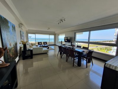 Alquiler temporario Apartamento de 3 dorm y dep. frente al mar Playa Brava, Punta del Este.