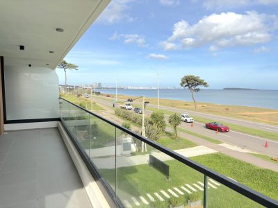 Apartamento en venta frente al mar de 3 dormitorios en suite, Punta del Este 