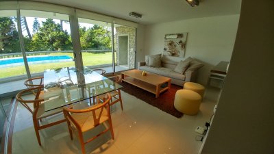 Departamento en complejo de categoría en la zona de Rincon del Indio a pasos del mar. 