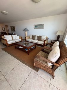 Apartamento en alquiler de 3 dormitorios y dependencia frente al mar en Playa Brava Punta del Este