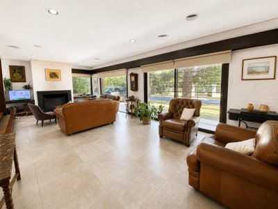 Casa 3 dormitorios mas servicio en venta zona Cantegril Punta del Este