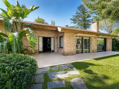 Casa 3 dormitorios mas servicio en venta zona Cantegril Punta del Este