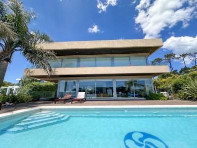 Casa en venta con 4 dormitorios frente a Laguna del Diario, Punta del Este, Maldonado
