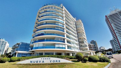 Apartamento en alquiler de 3 dormitorios y dependencia frente al mar en Playa Brava Punta del Este