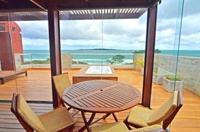 Penthouse dúplex en primera fila de playa mansa. Barbacoa, jacuzzi en la terraza