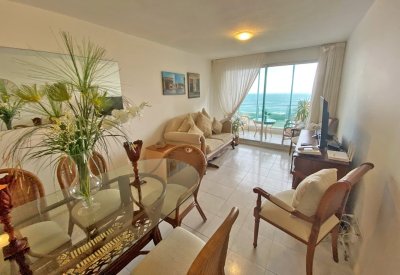 Oportunidad!! Piso alto con vista al mar, edificio con todos los servicios, 2 garajes! 