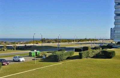 Playa Brava, frente al mar, gran planta RECICLADA, muy cómoda. Con todos los servicios