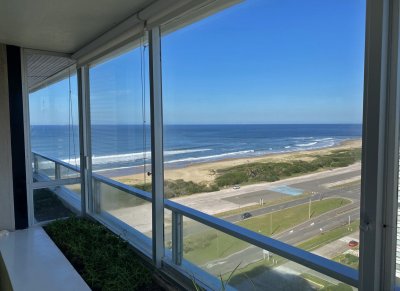 Piso alto, amplia planta, vista al mar. OPORTUNIDAD! 2 GARAJES
