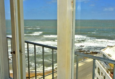 Frente al mar, vista lateral. Excelente ubicación, 2 dorm U$S 170.000.-