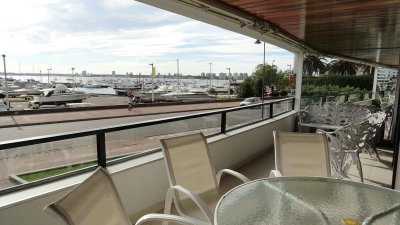 Exclusivo edificio frente al puerto de Punta del Este. 