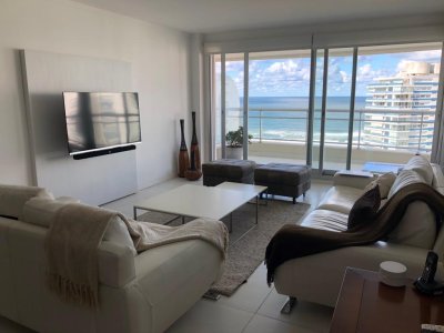 Playa brava, gran planta en torre con todos los servicios. 