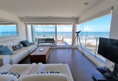 Frente al mar, con toda la vista. 3 suites, 2 garajes, 2 bauleras.