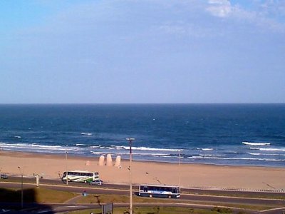 Playa Brava, parrillero propio, edificio con servicios