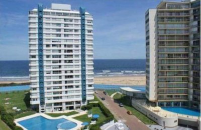 Playa Brava, con vista al mar. Edificio con todos los servicios