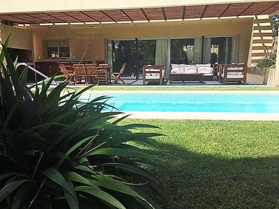 Moderna en playa mansa, con piscina, pronta para entrar. 
