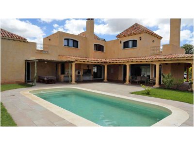 Hermosa casa con espectacular terreno y grandes espacios!