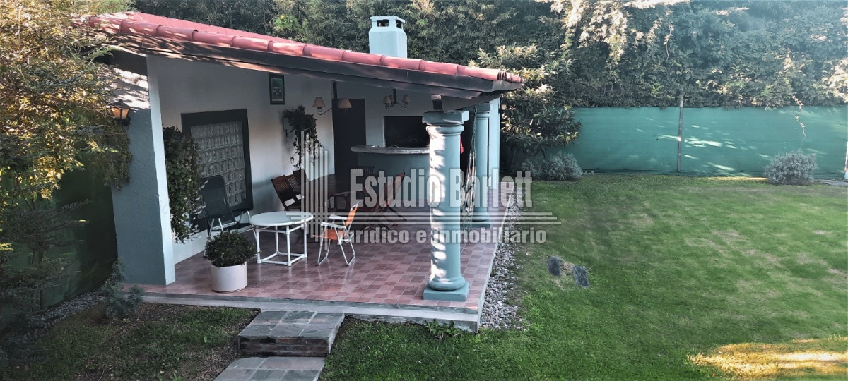 hermosa casa en dos plantas, en perfectas condiciones con todas la comodidades en zona de san rafael punta del este, próximo al mar, zona de colegios  - blt1539c