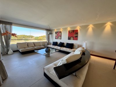 Apartamento en venta de 4 dormitorios en playa brava, frente al mar!