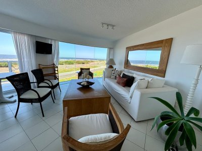 Penthouse en venta, de 3 dormitorios y servicio, en playa Brava
