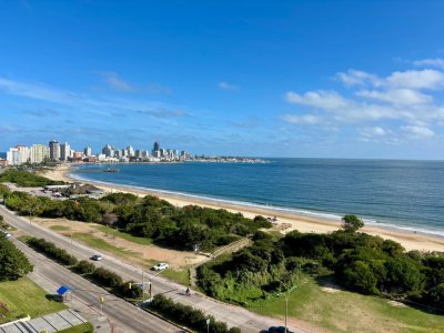 Alquiler temporal Apartamento de 3 dormitorios y dependencia en playa mansa 